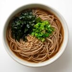 市販の乾燥わかめでそばを簡単トッピング！栄養満点レシピ