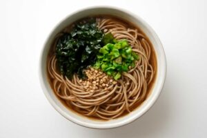 市販の乾燥わかめでそばを簡単トッピング！栄養満点レシピ