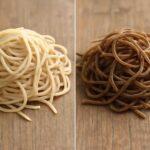 白いそばと黒いそば、その違いは製法にあった！意外な真実